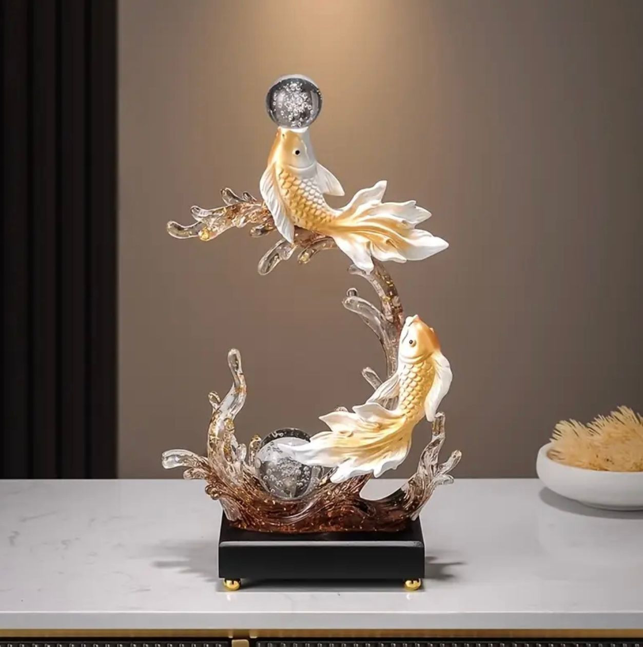 Élégante statue de poisson Koi en céramique avec boule de cristal - Décorations - Image 3 - Livraison Maroc