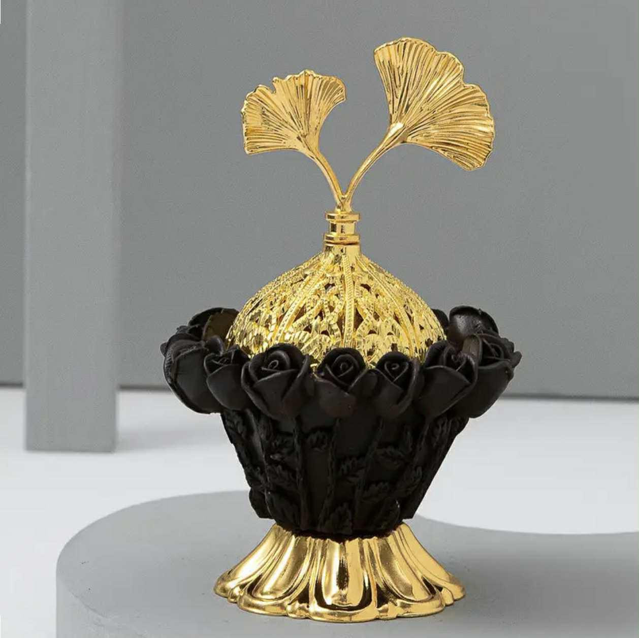 Brûleur d'encens créatif en dentelle de rose noire de style vintage du Moyen-Orient, une pièce décorative élégante en métal du Moyen-Orient pour le parfum d'intérieur