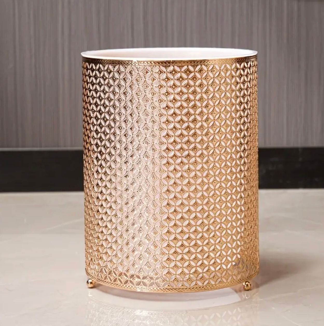 Élégante poubelle en fer forgé doré - Double couche, design creux pour la maison et le bureau