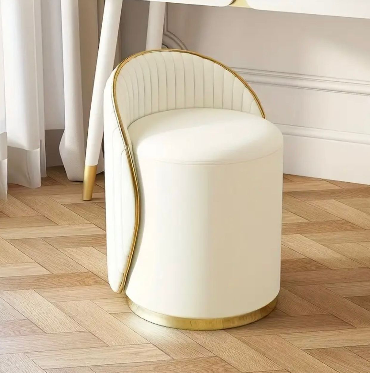 Tabouret de vanité léger et luxueux avec des accents dorés - Canapés et fauteuils - Image 2 - Livraison Maroc
