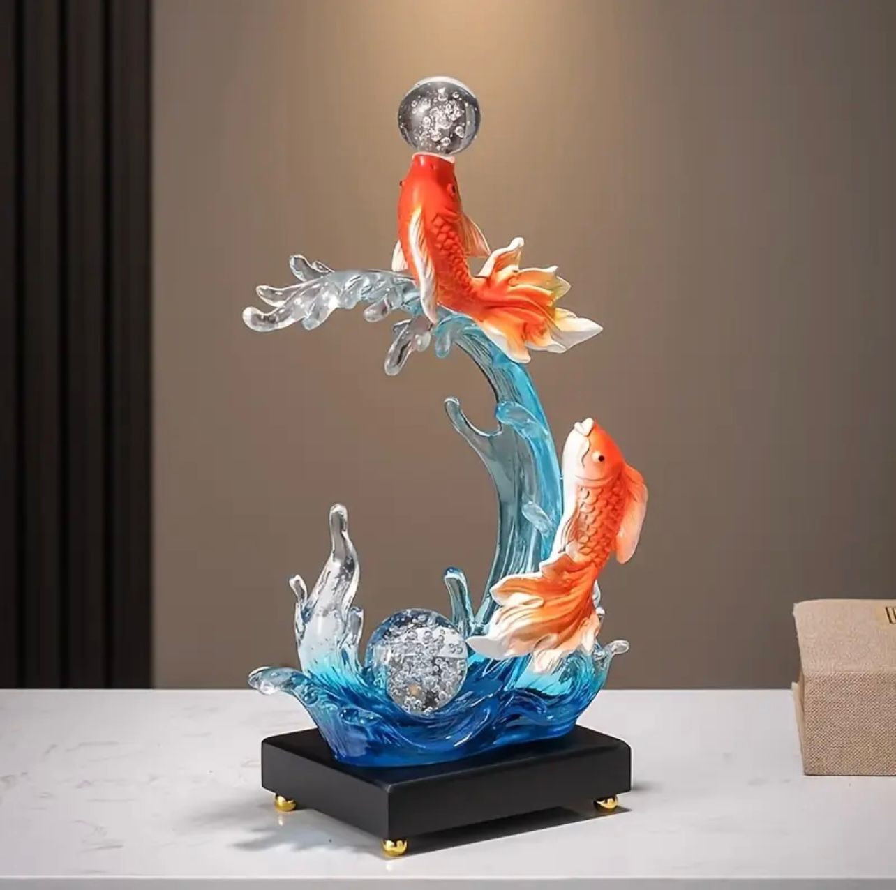 Élégante statue de poisson Koi en céramique avec boule de cristal