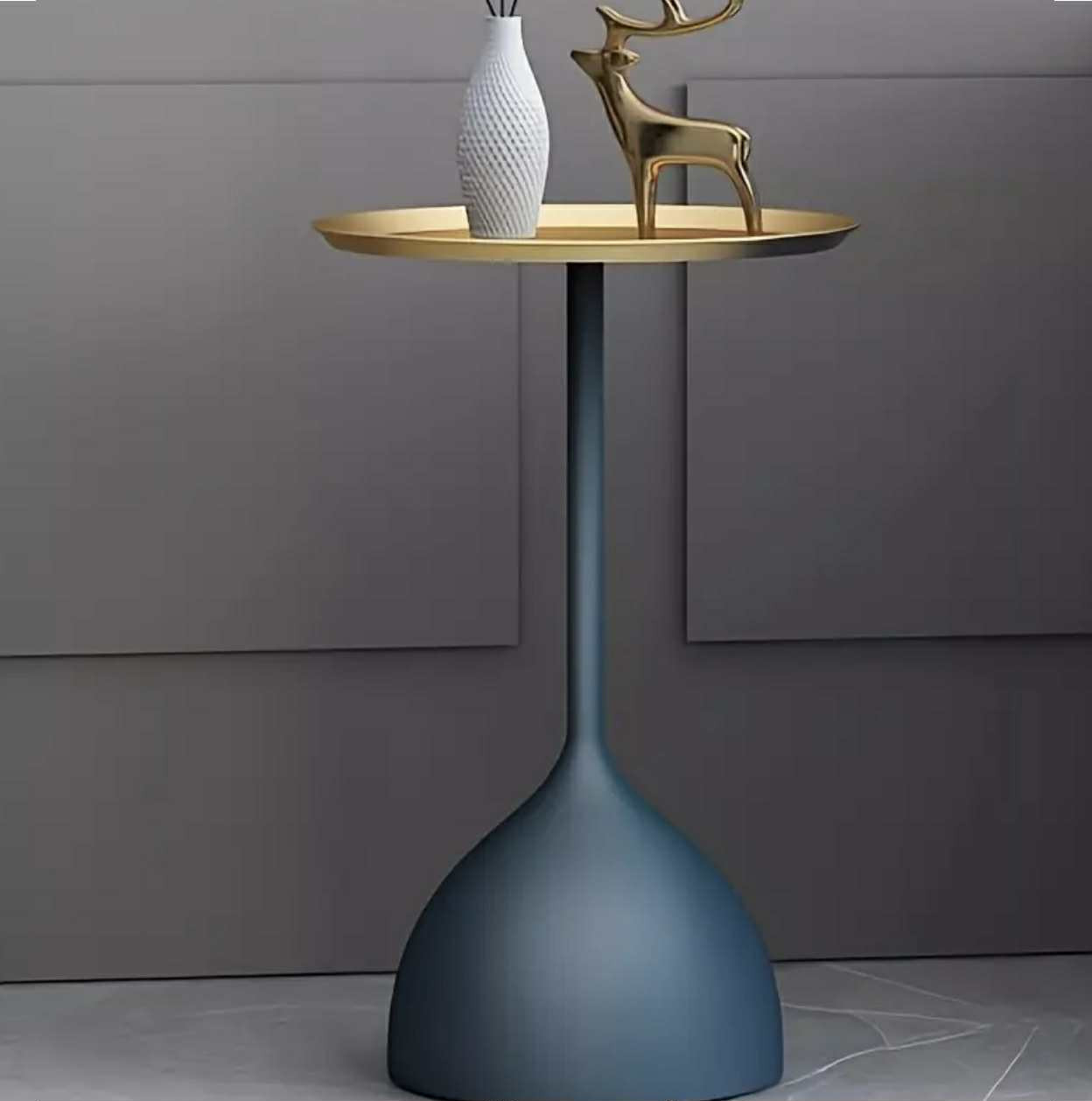 Table d'appoint élégante en métal doré avec touches bleues - Design m. - Tables rondes - Livraison Maroc