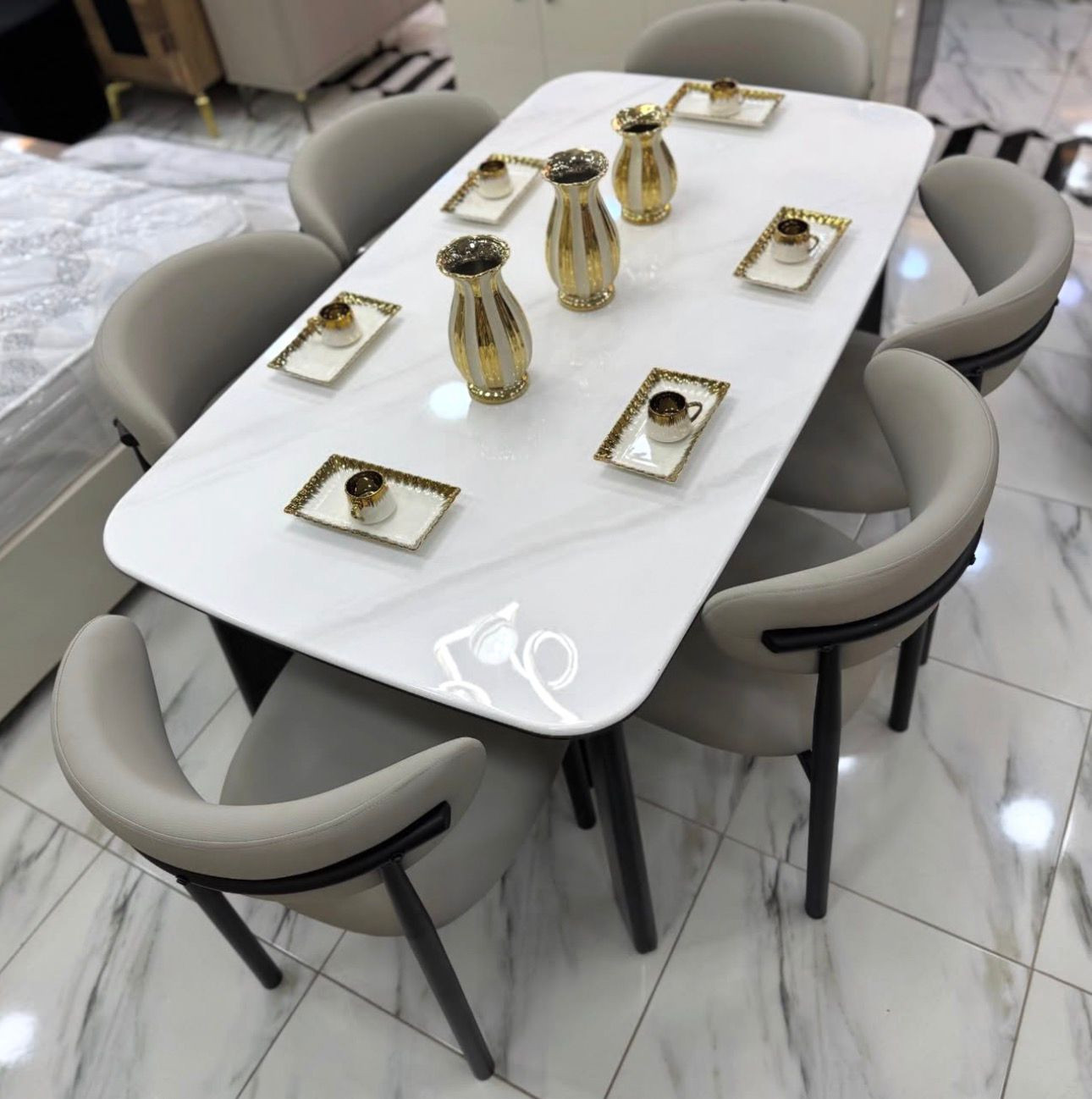 Salle à manger moderne – Élégance blanche et détails dorés - Salle à manger - Photo detail - Livraison Maroc