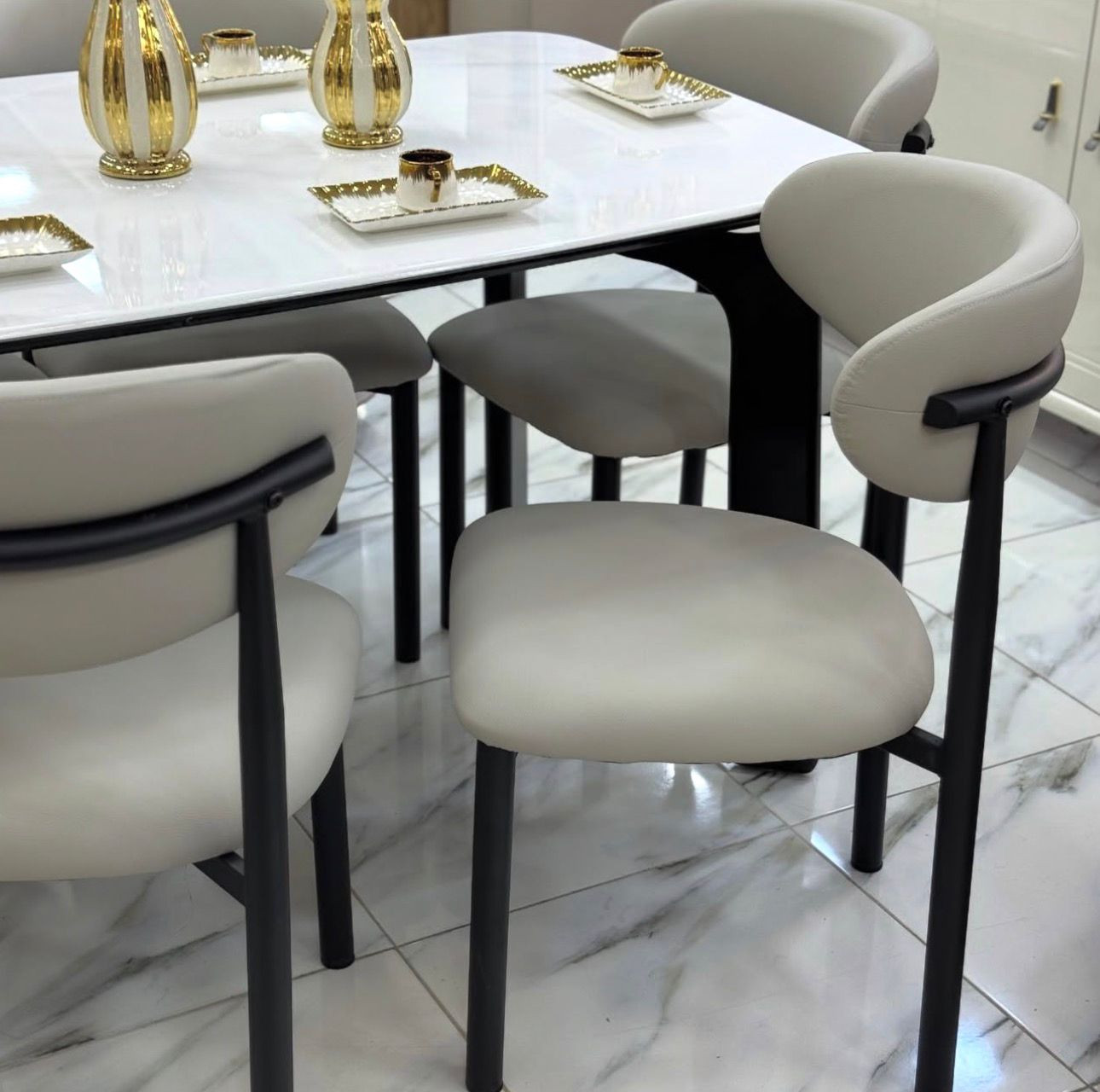 Salle à manger moderne – Élégance blanche et détails dorés
