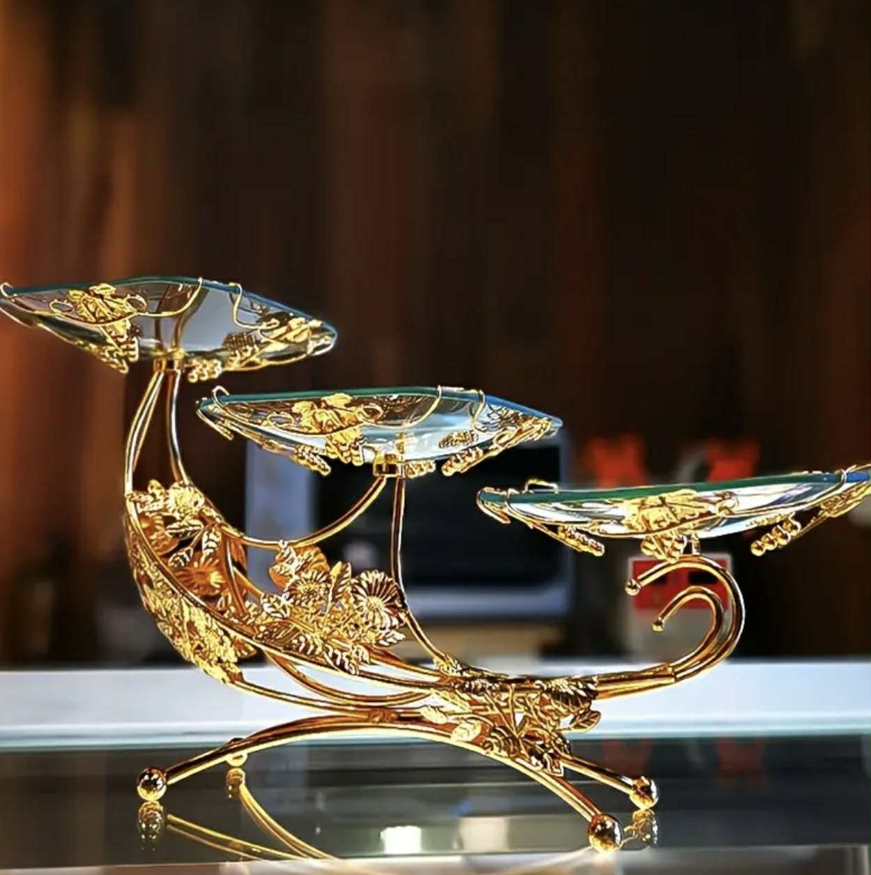 Plateau élégant en forme de lune dorée - Centre de table luxueux en métal et verre pour le salon